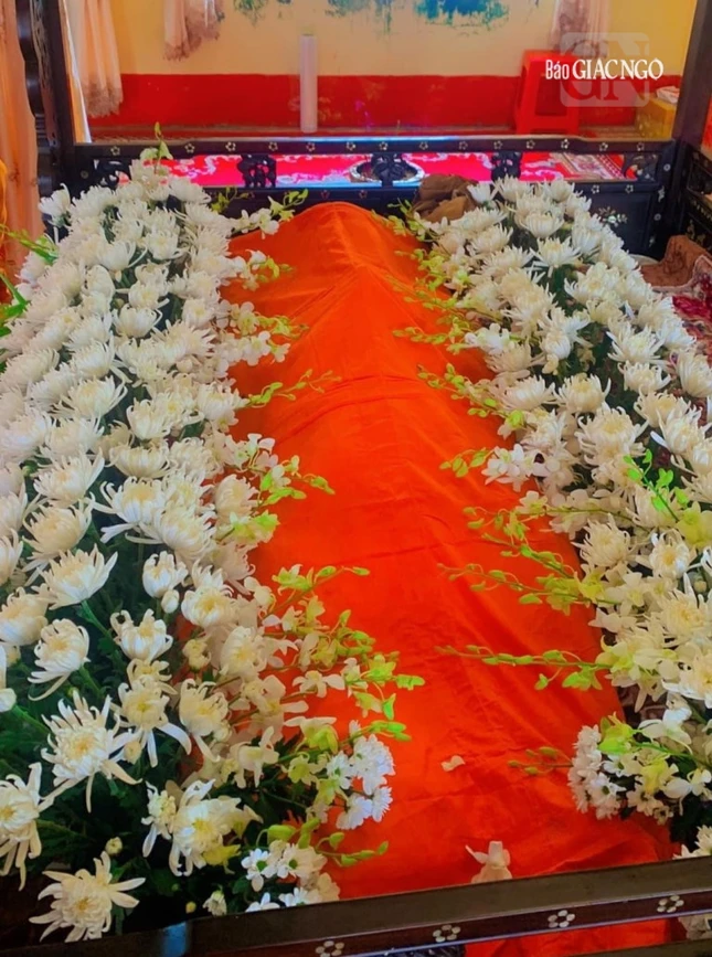 Nhục thân Trưởng lão Hòa thượng tại phương trượng Nhục thân Trưởng lão Hòa thượng tại phương trượng