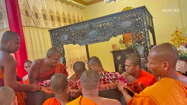 chư Tăng cung thỉnh nhục thân Trưởng lão Hòa thượng Dương Nhơn nhập kim quan chư Tăng cung thỉnh nhục thân Trưởng lão Hòa thượng Dương Nhơn nhập kim quan