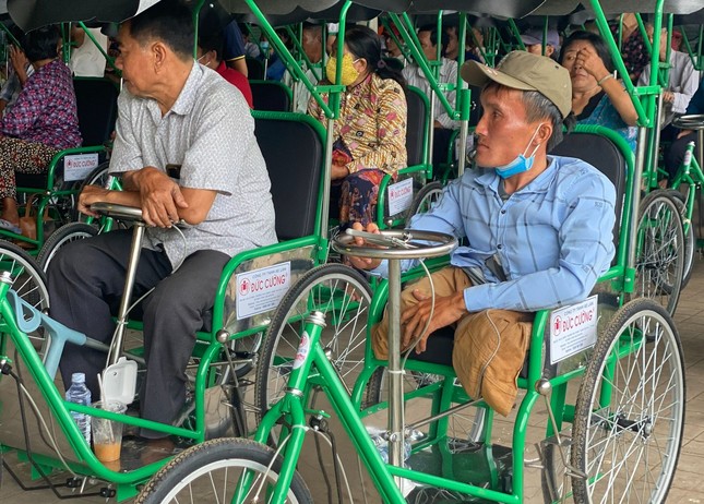 Hội Từ thiện chùa Tường Nguyên tặng xe lắc đến người khuyết tật khó khăn
