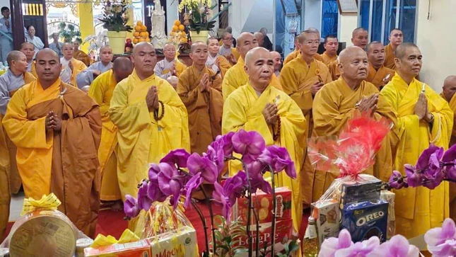 Chư tôn đức thành kính tưởng niệm Giác linh Trưởng lão Hòa thượng tại Tổ đường