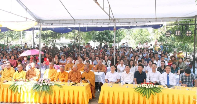 Chư tôn đức và đại diện lãnh đạo tham dự lễ khánh thành