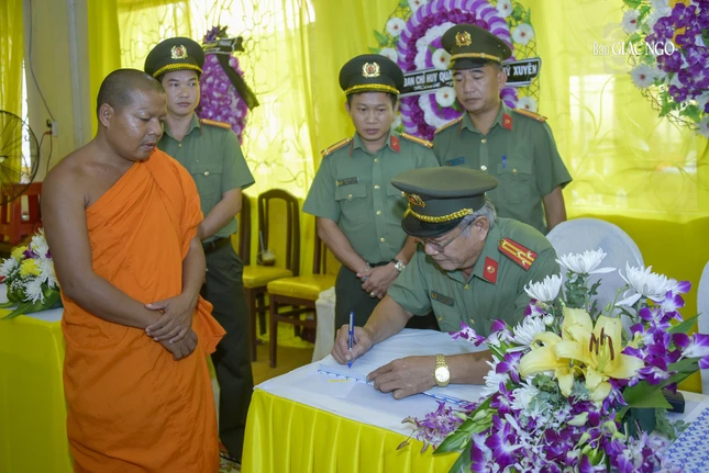 Thượng tá Phạm Thanh Tuấn viết sổ tang lưu niệm