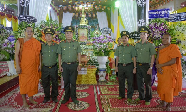 Thượng tá Phạm Thanh Tuấn, Phó Trưởng phòng Cục An ninh nội địa PC02 - Bộ Công An làm trưởng đoàn Đảng ủy, lãnh đạo Cục An ninh nội địa - Bộ Công An tại lễ tang Trưởng lão Hòa thượng