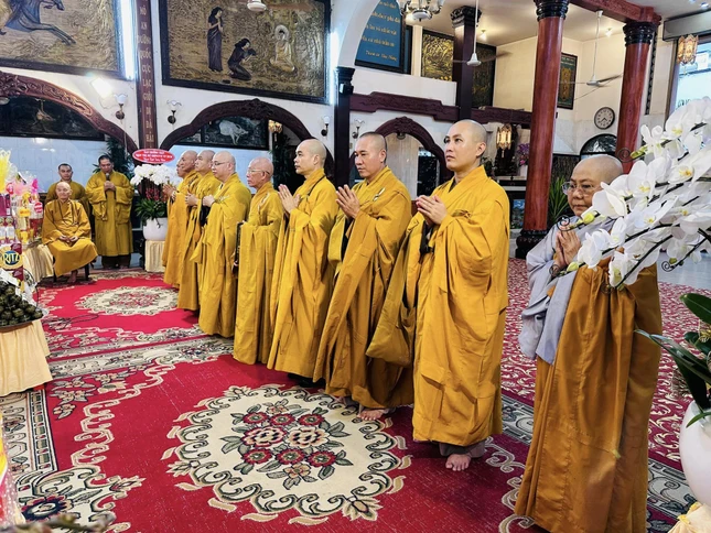 Chư tôn đức thành kính tưởng niệm