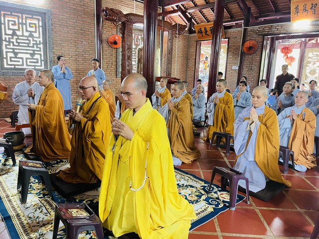 Chư tôn đức niêm hương bạch Phật