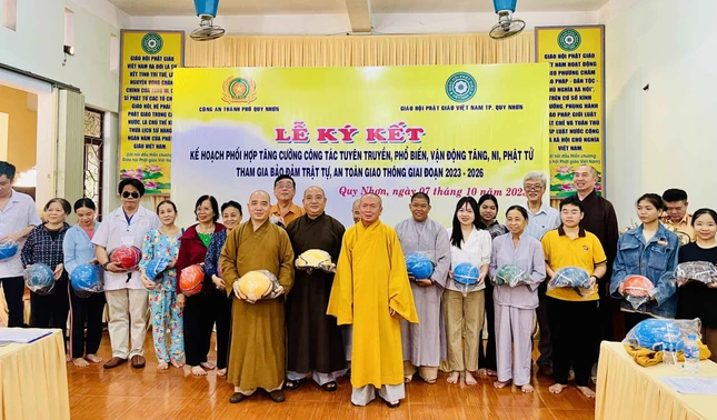 Tặng mũ bảo hiểm đến các Phật tử Tặng mũ bảo hiểm đến các Phật tử