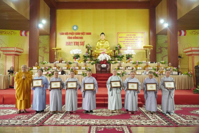 Học viện nhận Giấy chứng nhận tham gia khóa bồi dưỡng