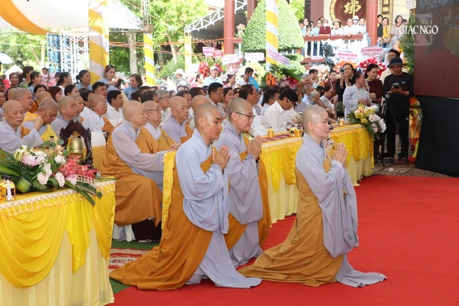 Sư cô Thích nữ Chơn Đăng báo cáo tiến trình xây dựng và tri ân chư tôn giáo phẩm