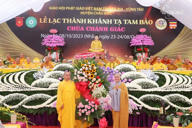 Thượng tọa Thích Nhuận Nghĩa, Ủy viên Hội đồng Trị sự, Phó Trưởng ban Thường trực Ban Trị sự GHPGVN tỉnh BR-VT tặng lẵng hoa chúc mừng của Ban Trị sự