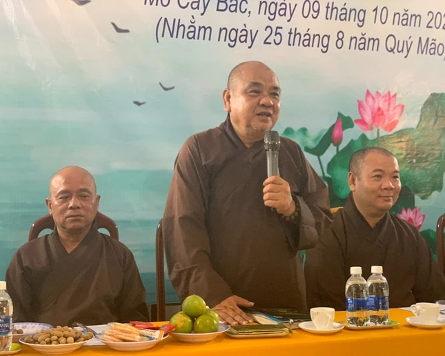 Thượng tọa Thích Minh Phong thay mặt Ban Trị sự GHPGVN huyện phát biểu chào mừng