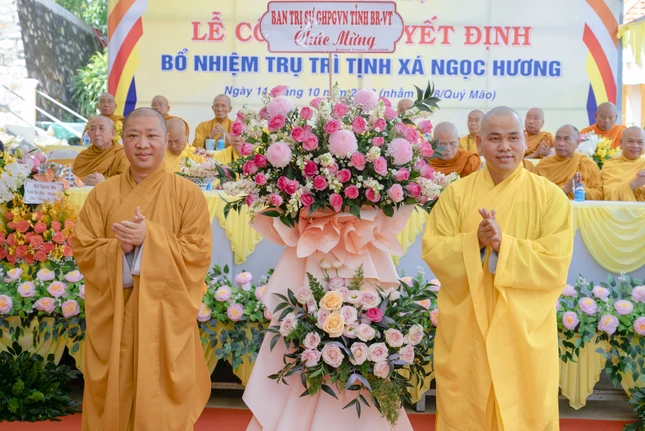 Thượng tọa Thích Thiện Thuận, Phó Trưởng ban kiêm Chánh Thư ký Ban Trị sự tỉnh tặng lẵng hoa chúc mừng đến Ban Tổ chức