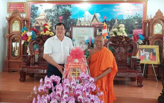 Chủ tịch UBND tỉnh Lê Văn Hẳn chúc mừng đến Hòa thượng Thạch Sok Xane