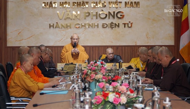 Hòa thượng Chủ tịch Hội đồng Trị sự phát biểu đúc kết buổi họp