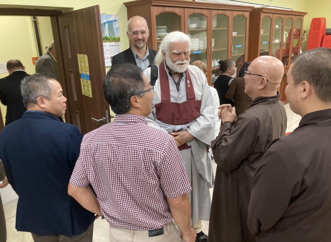 Hòa thượng Thích Thiện Bảo trao đổi với các đại biểu tham quan thư viện Vlnabudh Hòa thượng Thích Thiện Bảo trao đổi với các đại biểu tham quan thư viện Vlnabudh