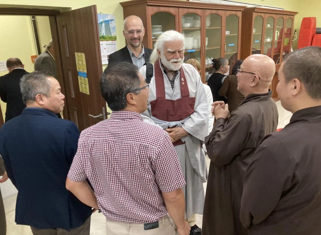 Hòa thượng Thích Thiện Bảo trao đổi với các đại biểu tham quan thư viện Vlnabudh