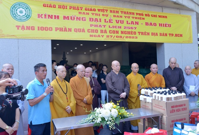 Ban Trị sự GHPGVN TP.HCM kết hợp UBMTTQVN Q.10 tổ chức trao quà nhân Đại lễ Vu lan đến những hộ nghèo trên địa bàn Q.10 - Ảnh: Bảo Toàn