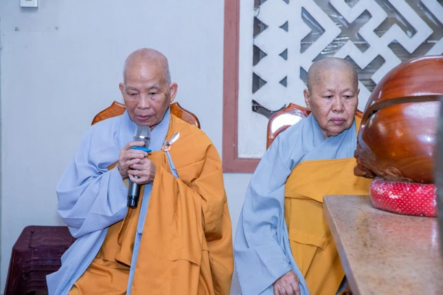 Ni trưởng Thích nữ Như Đức, cố vấn Phân ban Ni giới T.Ư, cố vấn Phân ban Ni giới tỉnh ban đạo từ tại lễ Bố-tát