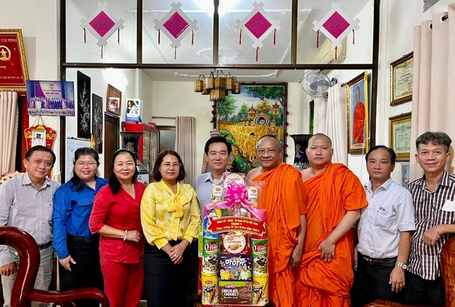 Đoàn UBMTTQVN Q.3, các cơ quan Q.3 do ông Huỳnh Gia Giang làm trưởng đoàn chúc mừng chư Tăng chùa Candaransi - Ảnh: CTV Đoàn UBMTTQVN Q.3, các cơ quan Q.3 do ông Huỳnh Gia Giang làm trưởng đoàn chúc mừng chư Tăng chùa Candaransi - Ảnh: CTV