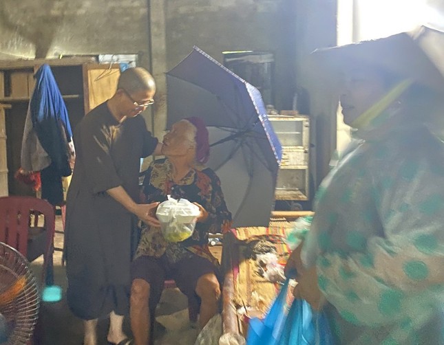 Trao suất cơm đến người dân TP.Đà Nẵng Trao suất cơm đến người dân TP.Đà Nẵng