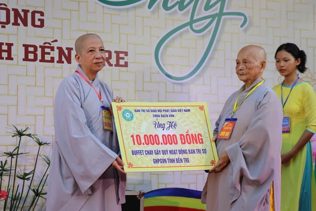 Chùa Bạch Vân trao bảng ủng hộ Chùa Bạch Vân trao bảng ủng hộ