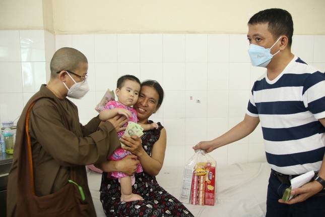 Đoàn trao quà đến bệnh nhi Đoàn trao quà đến bệnh nhi