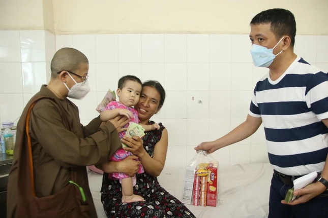Đoàn trao quà đến bệnh nhi