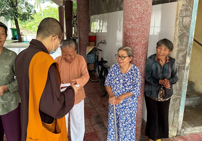 Đại đức Thích Thị Ân trao quà tại khoa Dưỡng lão - Bệnh viện phong Quy Hòa