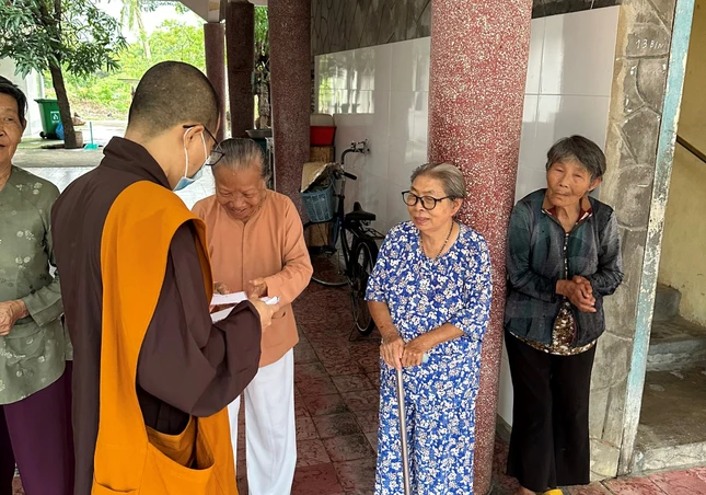 Đại đức Thích Thị Ân trao quà tại khoa Dưỡng lão - Bệnh viện phong Quy Hòa Đại đức Thích Thị Ân trao quà tại khoa Dưỡng lão - Bệnh viện phong Quy Hòa