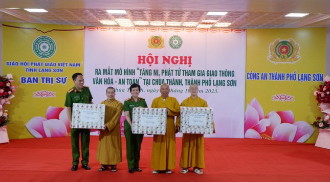 Thượng tá Hoàng Tuyết Nhung, Trưởng Công an TP.Lạng Sơn tặng quà đến Thượng tọa Thích Quảng Truyền và chư tôn đức Tăng