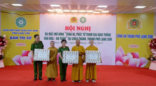 Thượng tá Hoàng Tuyết Nhung, Trưởng Công an TP.Lạng Sơn tặng quà đến Thượng tọa Thích Quảng Truyền và chư tôn đức Tăng