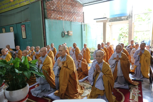 Chư Ni thành kính tưởng niệm cố Ni trưởng