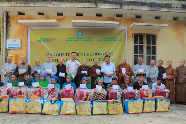 Trao quà đến đồng bào Trao quà đến đồng bào