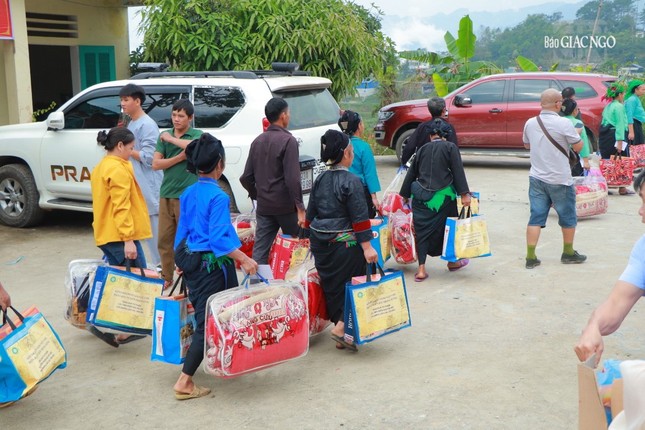 Các gia đình người đồng bào nhận quà từ đoàn Các gia đình người đồng bào nhận quà từ đoàn