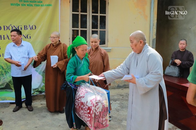 Ni sư Thích nữ Lệ Thuận trao quà đến bà con Ni sư Thích nữ Lệ Thuận trao quà đến bà con