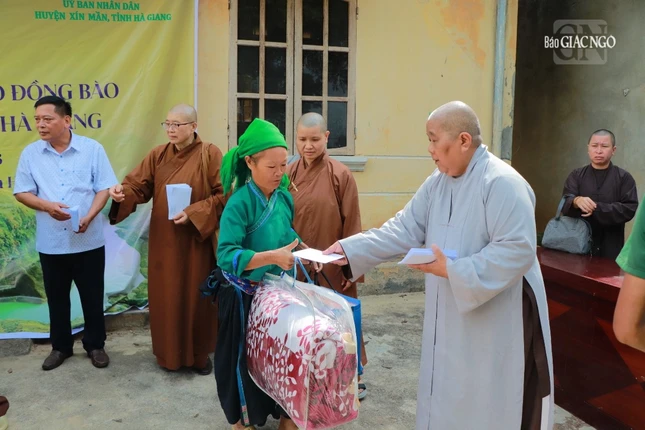 Ni sư Thích nữ Lệ Thuận trao quà đến bà con