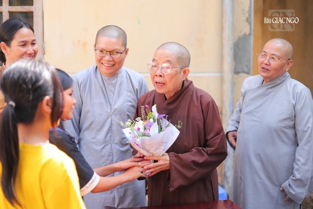 Các em nhỏ tặng hoa đến Ni trưởng Thích nữ Nhật Khương Các em nhỏ tặng hoa đến Ni trưởng Thích nữ Nhật Khương