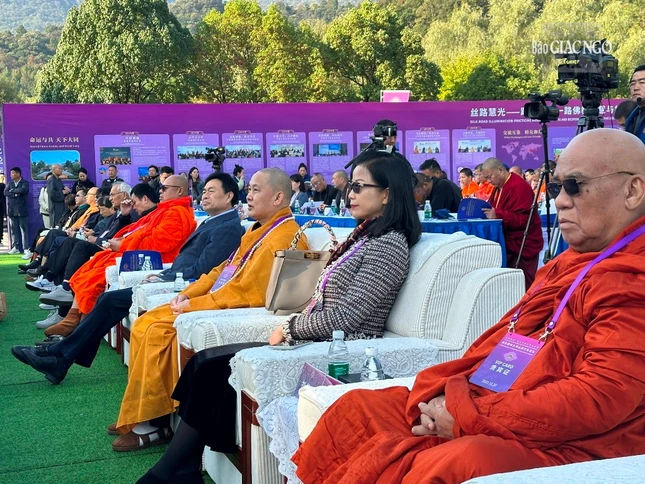 Thượng tọa Thích Giác Hiệp cùng đại biểu Phật giáo các quốc gia, vùng lãnh thổ tham dự diễn đàn Thượng tọa Thích Giác Hiệp cùng đại biểu Phật giáo các quốc gia, vùng lãnh thổ tham dự diễn đàn