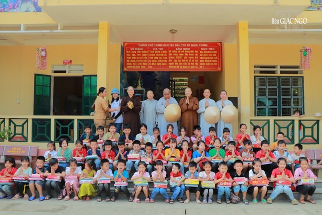 Trao quà cho học sinh, tập cho học sinh niệm Phật Trao quà cho học sinh, tập cho học sinh niệm Phật