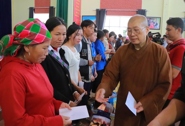 Ni trưởng Thích Đàm Lan trao quà Ni trưởng Thích Đàm Lan trao quà
