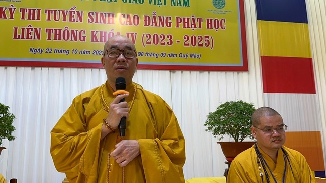 Thượng tọa Thích Quảng Lộc phát biểu cảm ơn đến chư tôn đức trong Hội đồng Điều hành Học viện Phật giáo VN tại TP.HCM