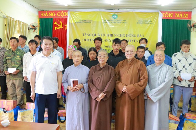 Đoàn Phân ban Ni giới T.Ư trao quà tại tỉnh Yên Bái - điểm cuối của hành trình chuyến từ thiện