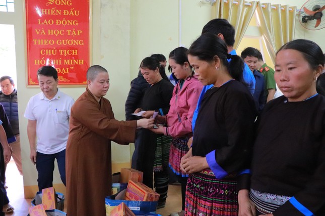 Ni sư Thích Đàm Thành trao quà