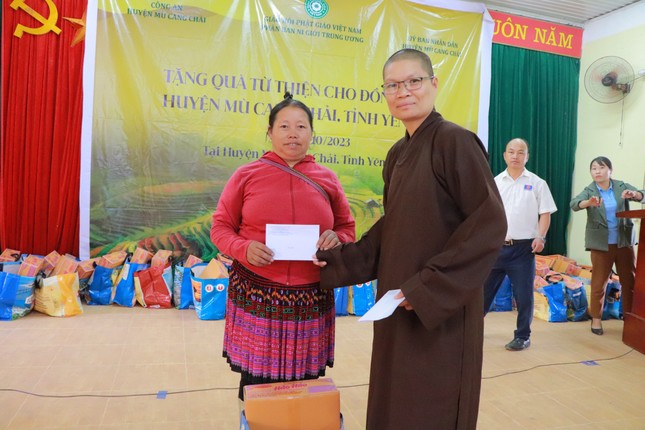 Ni sư Thích nữ Huệ Đức trao quà