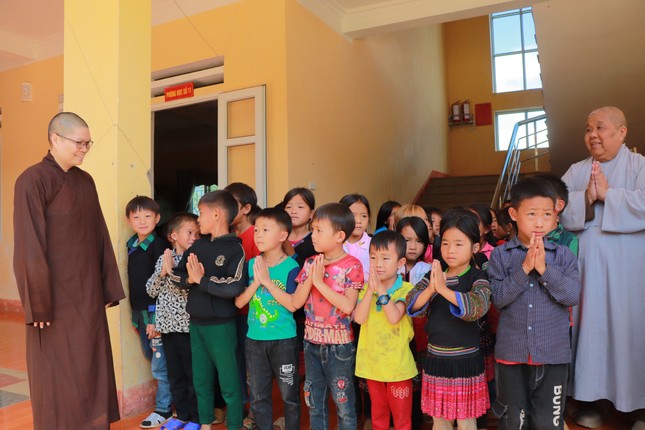 Học sinh được các Ni sư hướng dẫn chấp tay niệm Phật