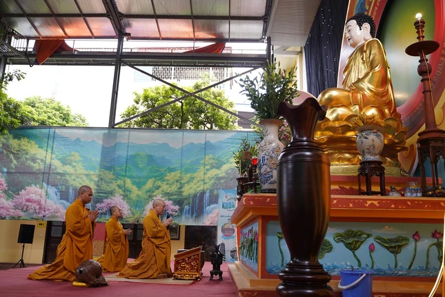 Hòa thượng Thích Bảo Nghiêm cùng chư Tăng đảnh lễ Tam bảo