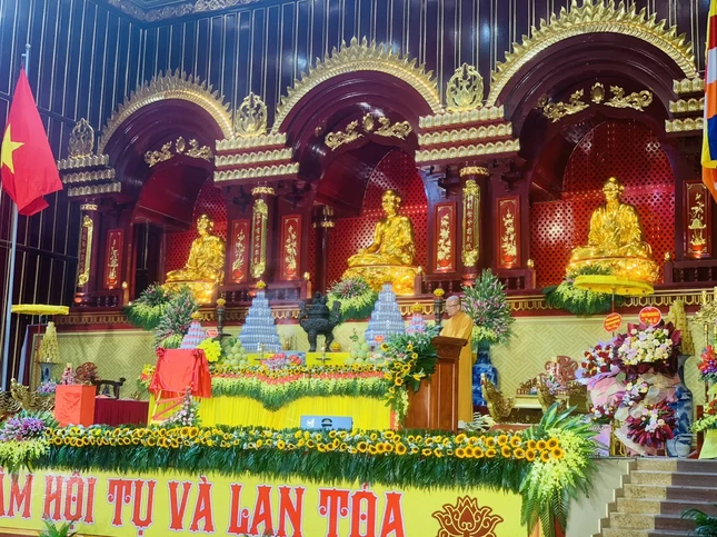 Thượng tọa Thích Đạo Hiển báo cáo công tác đầu tư xây dựng cung Trúc Lâm Yên Tử