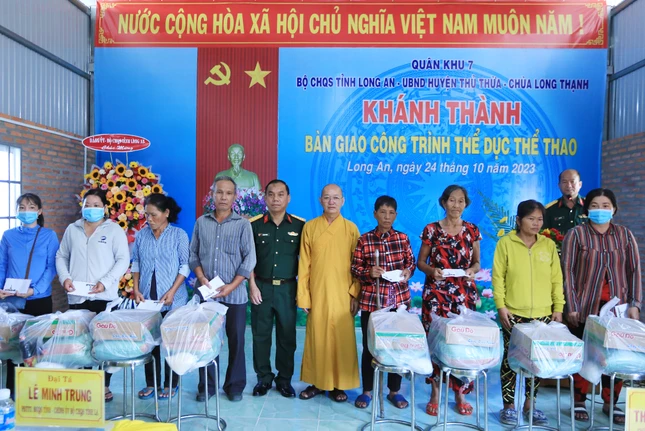Hai đơn vị trao quà đến hộ nghèo tại H.Thủ Thừa