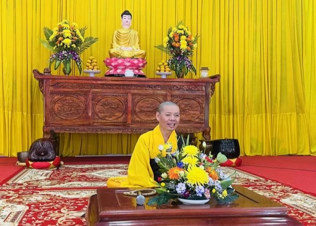 Đại đức Thích Quang Lực thuyết giảng tại khóa tu