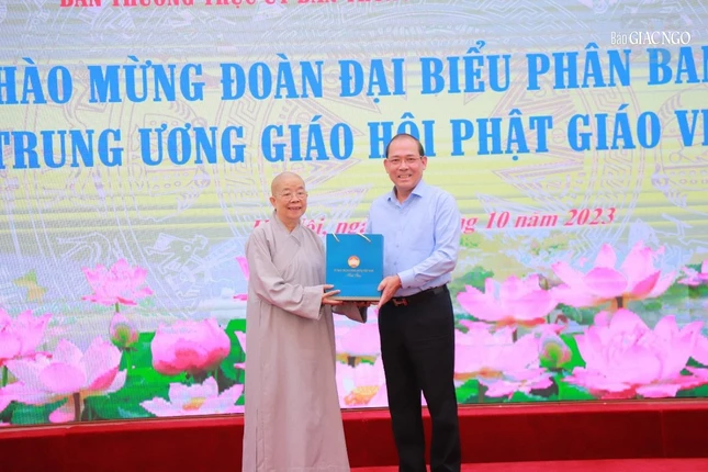 Ông Hoàng Công Thủy, Phó Chủ tịch Ủy ban TƯMTTQVN trao quà lưu niệm đến Ni trưởng Thích nữ Nhật Khương