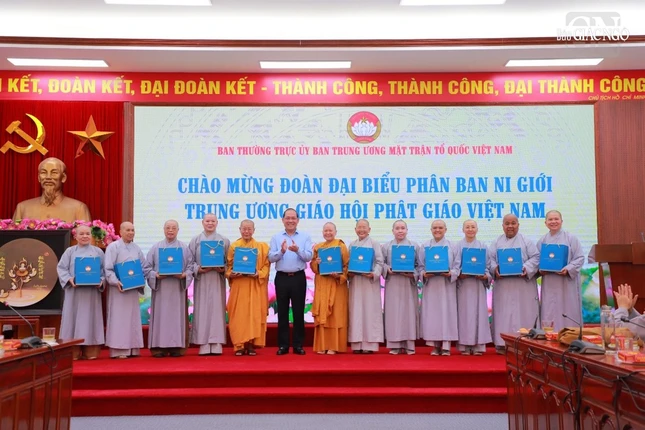 Trao quà đến chư Ni trong đoàn Phân ban Ni giới T.Ư